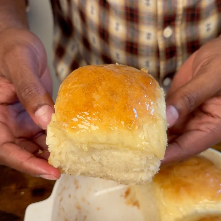 Copycat Texas Roadhouse Dinner Rolls with Cinnamon Butter