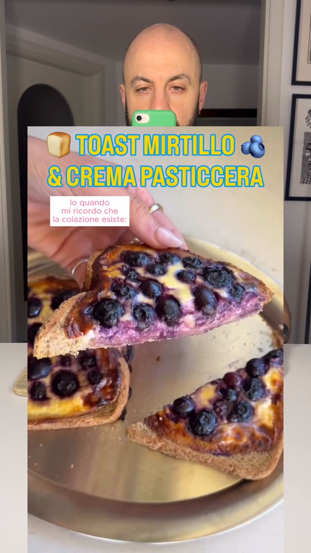 Toast with Blueberries and Pastry Cream