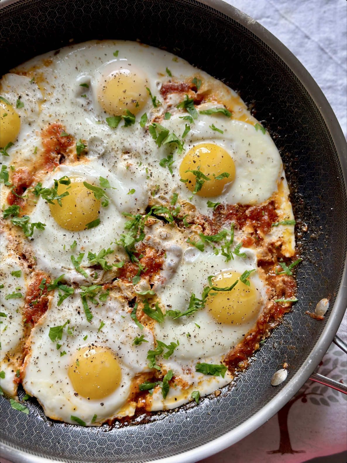 Sunny Eggs with Juicy Tomatoes