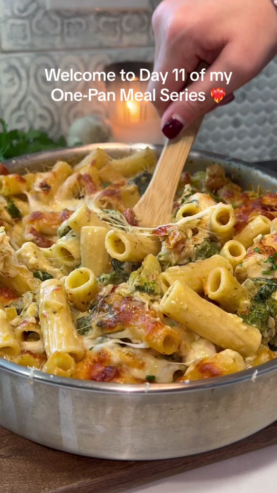 One-Pan Creamy Pesto Chicken & Broccoli Pasta Bake
