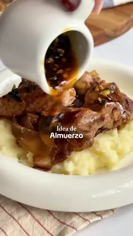 Carne with Caramelized Onions and Mashed Potatoes