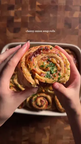 Cheesy French Onion Soup Rolls